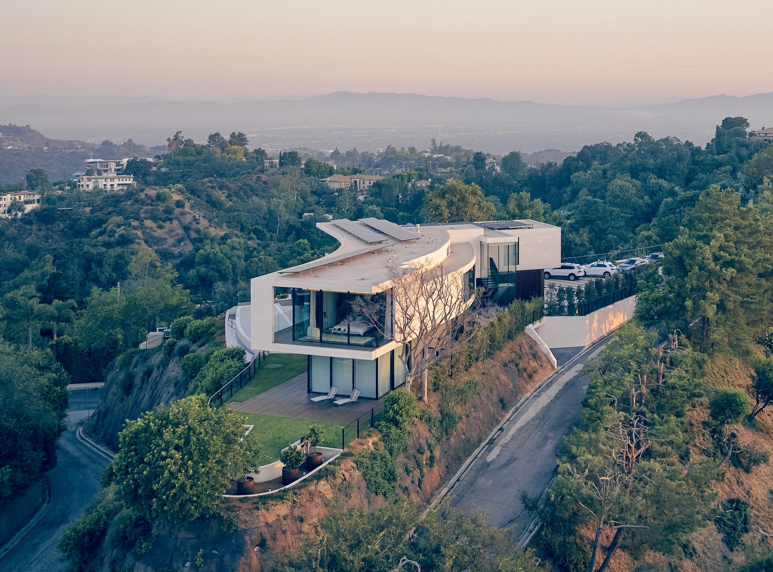 New Beverly Hills Residence by Heusch Architecture Responds to Hillside Site